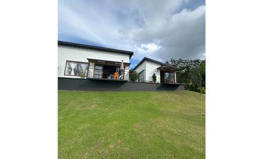 Se vende finca en La Ceja con dos casas