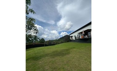 Se vende finca en La Ceja con dos casas