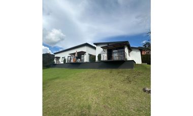 Se vende finca en La Ceja con dos casas