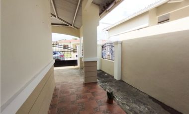 Casa en alquiler en La Chorrera (DR)