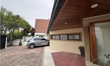 VENTA CASA 4 AMBIENTES CON PISCINA BARRIO LOS PINARES