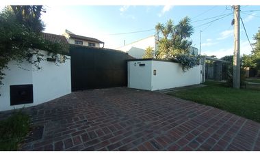 VENTA CASA 4 AMBIENTES CON PISCINA BARRIO LOS PINARES