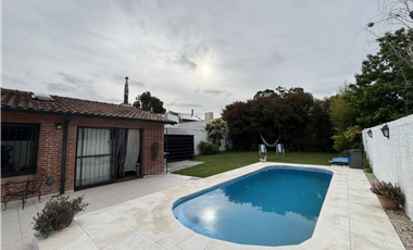 VENTA CASA 4 AMBIENTES CON PISCINA BARRIO LOS PINARES