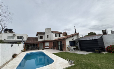VENTA CASA 4 AMBIENTES CON PISCINA BARRIO LOS PINARES