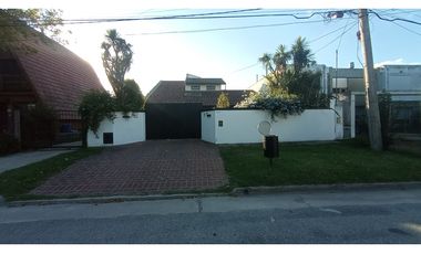 VENTA CASA 4 AMBIENTES CON PISCINA BARRIO LOS PINARES