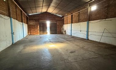 AMPLIA PROPIEDAD EN VENTA A PASOS DE AV.LAVALLE -  GALPÓN DE 300M2 APROX .-