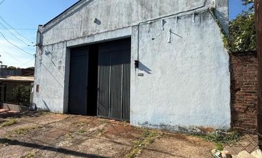 AMPLIA PROPIEDAD EN VENTA A PASOS DE AV.LAVALLE -  GALPÓN DE 300M2 APROX .-