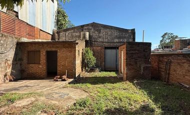 AMPLIA PROPIEDAD EN VENTA A PASOS DE AV.LAVALLE -  GALPÓN DE 300M2 APROX .-