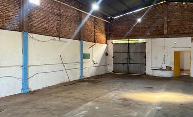 AMPLIA PROPIEDAD EN VENTA A PASOS DE AV.LAVALLE -  GALPÓN DE 300M2 APROX .-