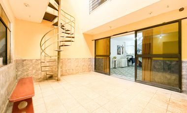 VENTA DE CASA DE TRES PISOS EN VENTANILLA ALTA