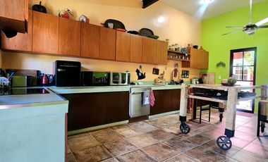 Residencia autosustentable con páneles solares y baterías