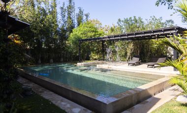 Residencia autosustentable con páneles solares y baterías