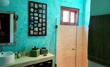 Residencia autosustentable con páneles solares y baterías