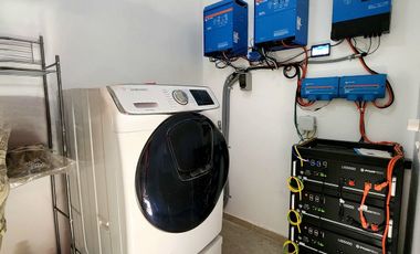 Residencia autosustentable con páneles solares y baterías