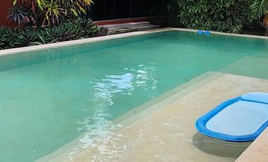 Residencia autosustentable con páneles solares y baterías