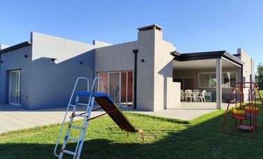 Casa en  venta en barrio privado Costa Verde