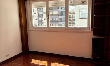 Departamento 3 ambientes a la calle con balcon frances y saliente