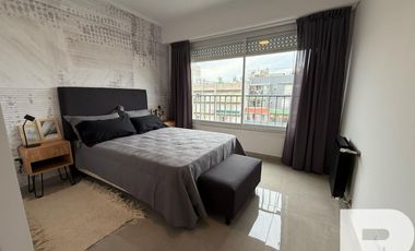 Departamento de 3 ambientes a la calle con balcón y habitación en suite
