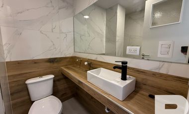 Departamento de 3 ambientes a la calle con balcón y habitación en suite
