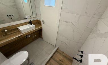 Departamento de 3 ambientes a la calle con balcón y habitación en suite