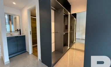 Departamento de 3 ambientes a la calle con balcón y habitación en suite