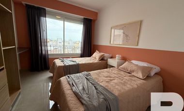 Departamento de 3 ambientes a la calle con balcón y habitación en suite