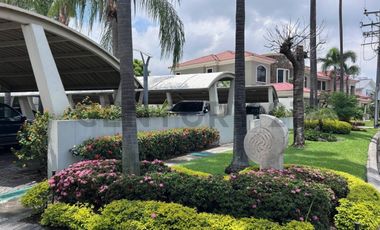 Venta de Parqueo Cubierto en Urb. Tennis Club, Samborondon, E.Jor