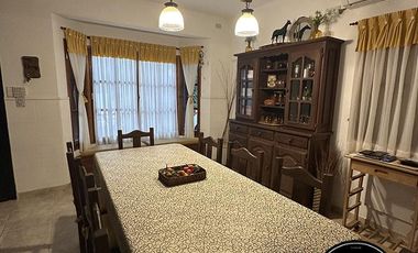 Casa a 300m del mar en Costa del Este - Av. 3 e/ Orquideas y Violetas al 346