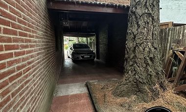 Casa a 300m del mar en Costa del Este - Av. 3 e/ Orquideas y Violetas al 346