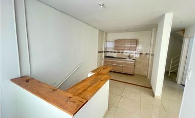 Casa bifamiliar de tres pisos en venta Barrio El Bosque Palmira Valle