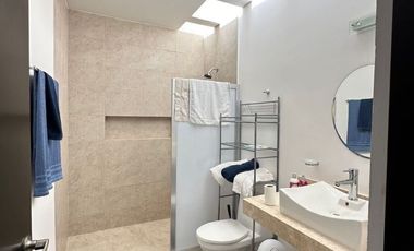 VENTA DE TOWN HOUSE AMUEBLADO EN MONTES DE AME , MÉRIDA