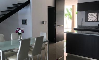VENTA DE TOWN HOUSE AMUEBLADO EN MONTES DE AME , MÉRIDA
