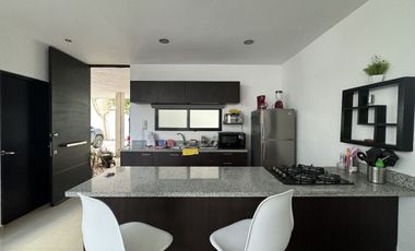 VENTA DE TOWN HOUSE AMUEBLADO EN MONTES DE AME , MÉRIDA