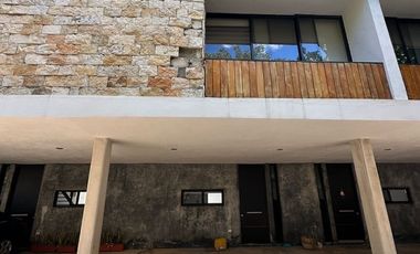 VENTA DE TOWN HOUSE AMUEBLADO EN MONTES DE AME , MÉRIDA