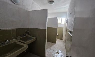 Oficina o local comercial en renta, ubicada en la transitada Calzada Colón en planta alta, primer piso.