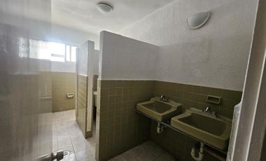 Oficina o local comercial en renta, ubicada en la transitada Calzada Colón en planta alta, primer piso.