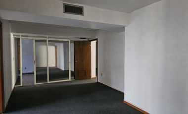 Oficina o local comercial en renta, ubicada en la transitada Calzada Colón en planta alta, primer piso.