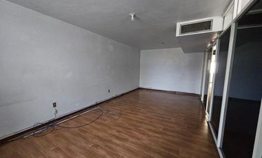 Oficina o local comercial en renta, ubicada en la transitada Calzada Colón en planta alta, primer piso.