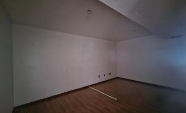 Oficina o local comercial en renta, ubicada en la transitada Calzada Colón en planta alta, primer piso.