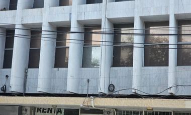 Oficina o local comercial en renta, ubicada en la transitada Calzada Colón en planta alta, primer piso.