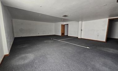 Oficina o local comercial en renta, ubicada en la transitada Calzada Colón en planta alta, primer piso.