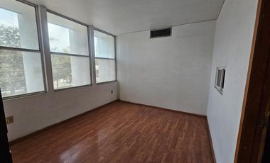 Oficina o local comercial en renta, ubicada en la transitada Calzada Colón en planta alta, primer piso.