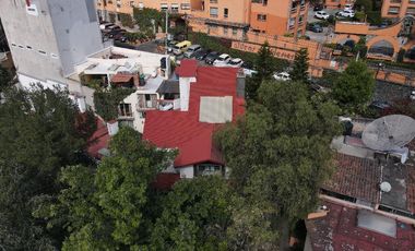 Casa con vegetación y solarium en fraccionamiento con seguridad privada