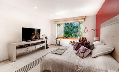 Casa con vegetación y solarium en fraccionamiento con seguridad privada