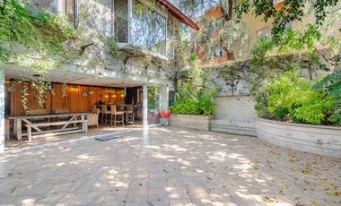 Casa con vegetación y solarium en fraccionamiento con seguridad privada