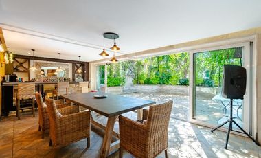 Casa con vegetación y solarium en fraccionamiento con seguridad privada