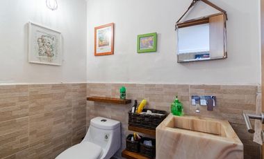 Casa con vegetación y solarium en fraccionamiento con seguridad privada