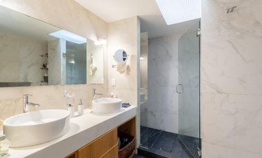Casa con vegetación y solarium en fraccionamiento con seguridad privada