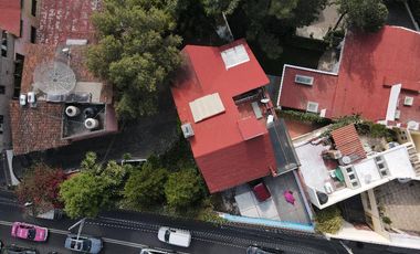 Casa con vegetación y solarium en fraccionamiento con seguridad privada