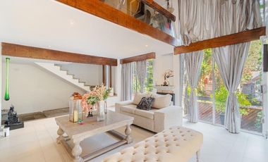 Casa con vegetación y solarium en fraccionamiento con seguridad privada